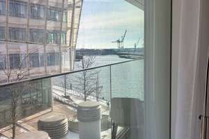 Genieße den Blick auf Elbe, Hafenkräne und das maritime Leben auf der Strandkaispitze im FIFTYNINE – Am Strandkai  4, 20457 HafenCity, Hamburg – Vorschaubild 3