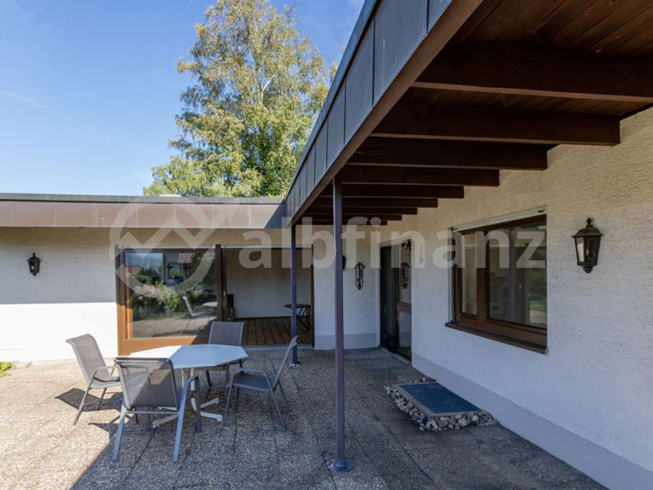 große teilüberdachte Terrasse