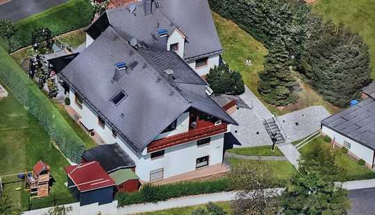 Bild von Großzügiges Wohnen in zwei Häusern auf großem Grundstück.