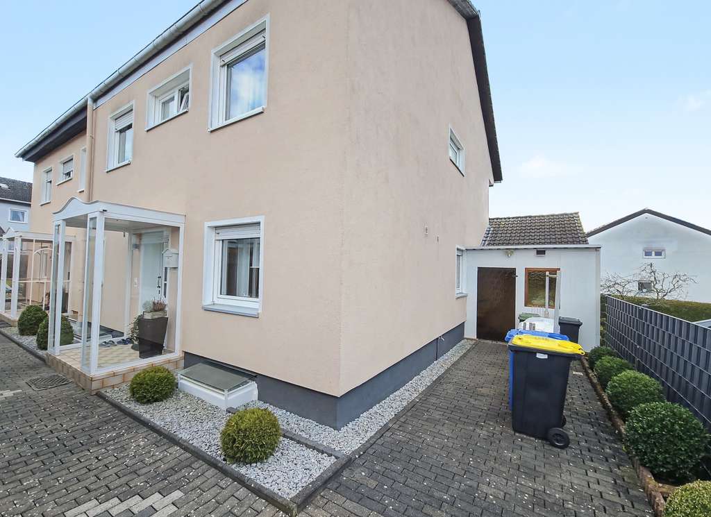 Immobilie in Kirchberg - Gepflegte Doppelhaushälfte mit Kamin, Garage und überdachter Terrasse – viel Platz für die Familie - Bild 0