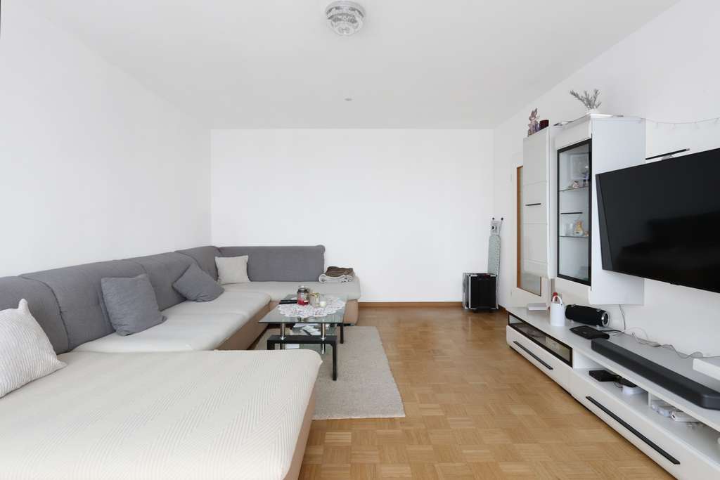 Immobilie in Germering - 🌇✨ Lichtdurchflutet & hoch gelegen: Loggia mit weitem Ausblick - Bild 2