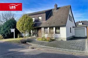 Außergewöhnliches ZFH mit Garage und idyllischem Garten in ruhiger Lage