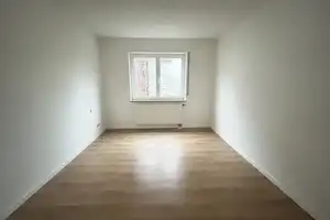 BEZUGSFREI! Ruhige Lage! 2-Raum-Wohnung mit Separate Küche und Tiefgarage, zu verkaufen! – Dresden – Vorschaubild 3