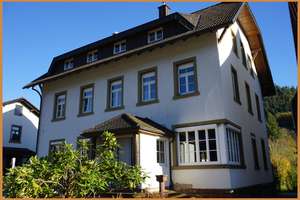 Eine Immobilie mit großem Potential: Wohnhaus mit viel Wohnfläche und Werkstatt zu verkaufen! – Die vollständige Adresse der Immobilie erhältst du vom Anbieter., 77787 Nordrach – Vorschaubild 2