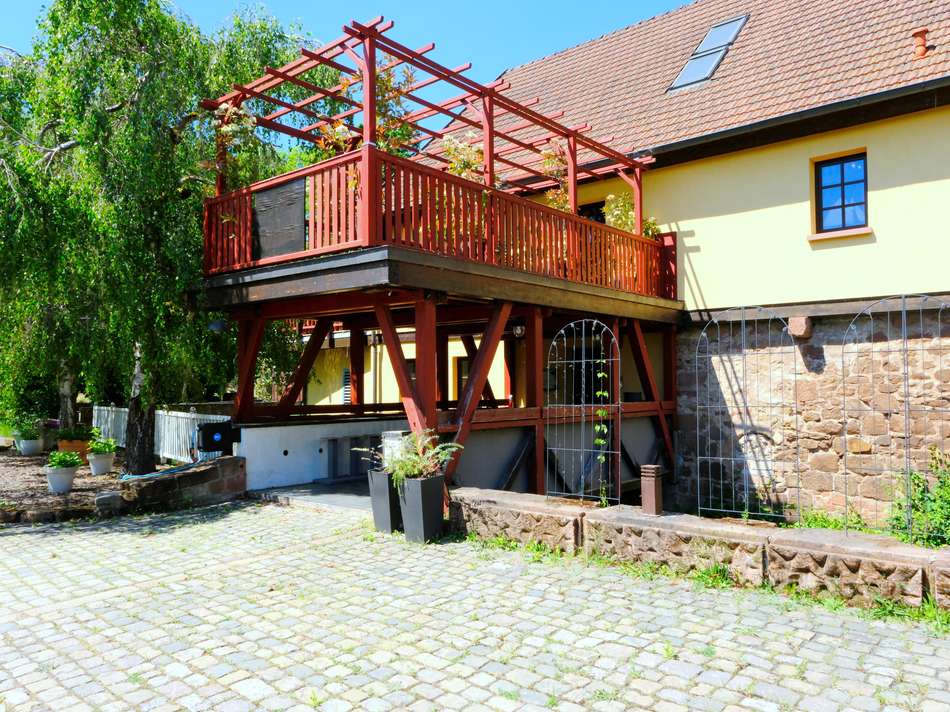 Südfassade/ Zugang über Brücke