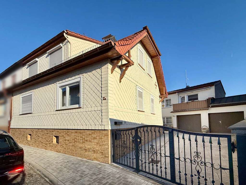 Immobilie in Nidderau - Tolles Familiendomizil, bestehend aus zwei Häusern mit Hof, Garten und zwei Garagen! - Bild 0