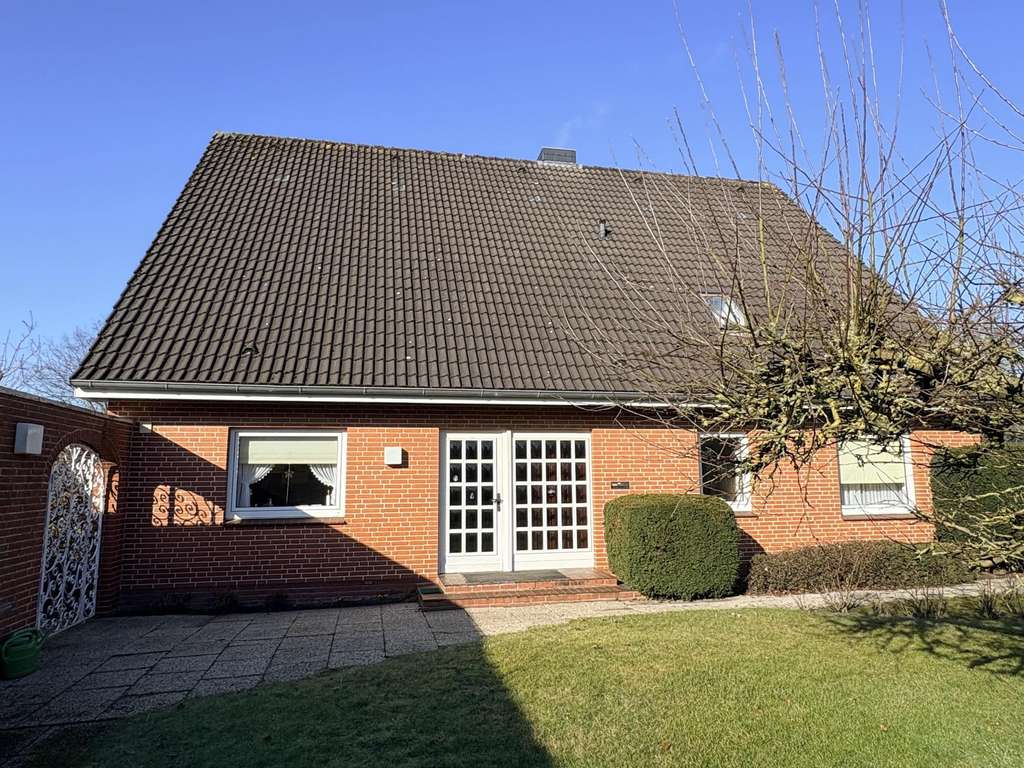 Immobilie in Breklum - Charmantes Einfamilienhaus mit idyllischem Garten und Doppelgarage - Platz für die gesamte Familie - Bild 2