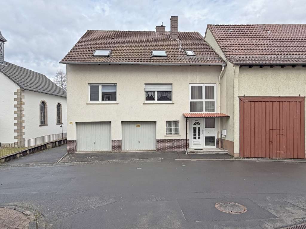 Immobilie in Flieden - Zweifamilienhaus mit Perspektive - zwei Einheiten, drei Garagen - Bild 1