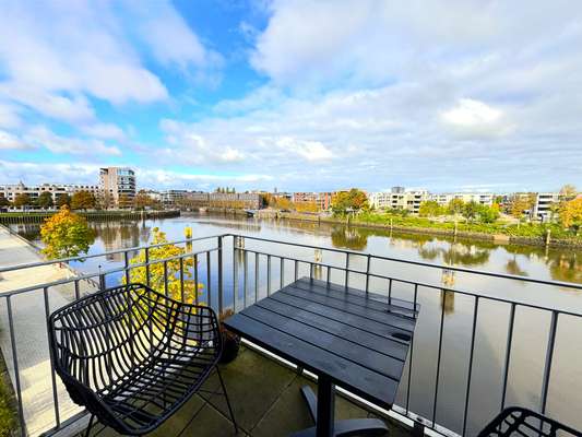Direkter Wasserblick - große 2 Zimmer mit Einbauküche, Parkettboden & Einbauschränken
