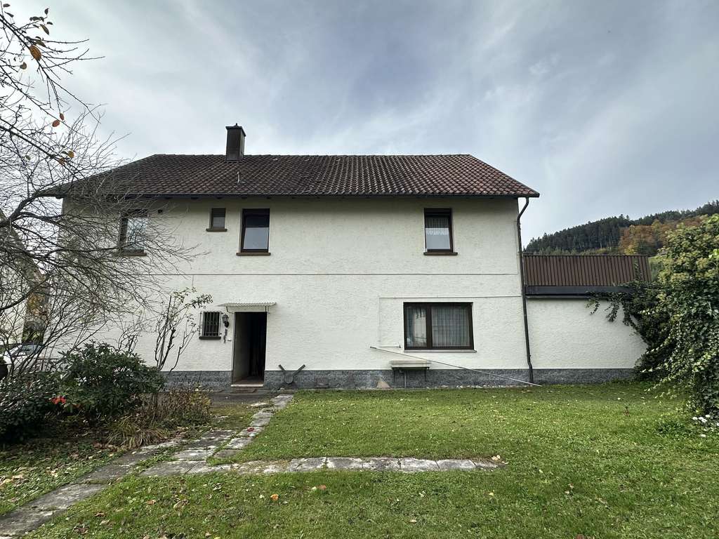 Immobilie in Hausach - Viel Raum für Ideen – Wohnhaus mit Terrasse, großem Grundstück und ehemaliger Werkstatt in Hausach - Bild 2