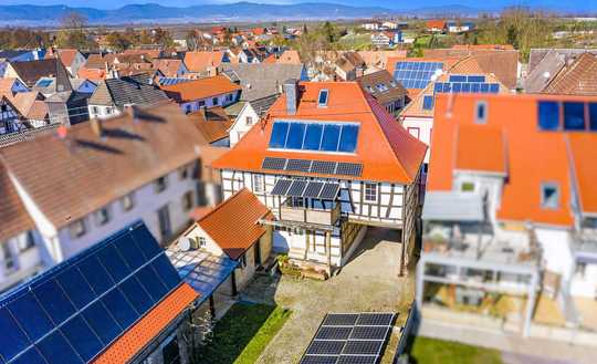 Historisches Fachwerkhaus mit modernster Energietechnik, großem Garten und Bauplatz!