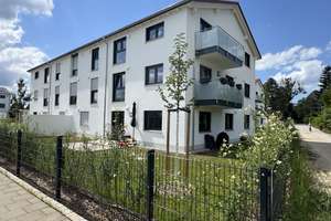 ERSTBEZUG! Sonnige große 3-Zimmer-Wohnung mit gefliestem Balkon und chicer Einbauküche in Kirchheim! – Lavendelweg 8, 85551 Kirchheim bei München – Vorschaubild 2