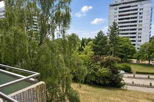 Naturnahe 3-Zimmer-Wohnung mit großem Balkon in Kronberg – Auf der Heide 6, 61476 Kronberg im Taunus – Vorschaubild 1
