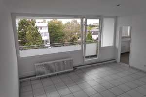 Komplett renovierte modernisierte Wohnung mit Aufzug, Balkon Blick ins Grüne TG-Stellplatz optional