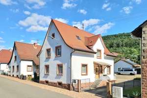 Modernisiertes Einfamilienhaus - neues Dach - PV-Anlage - 2 Garagen - Hof und Garten! – Die vollständige Adresse der Immobilie erhältst du vom Anbieter., 76848 Spirkelbach – Vorschaubild 1