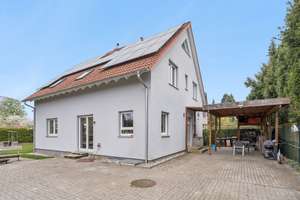 Ihr Familienglück in Zehlendorf nahe JFK: Energieeffizientes Einfamilienhaus auf Sonnengrundstück – Die vollständige Adresse der Immobilie erhältst du vom Anbieter., 14167 Zehlendorf, Berlin – Vorschaubild 1