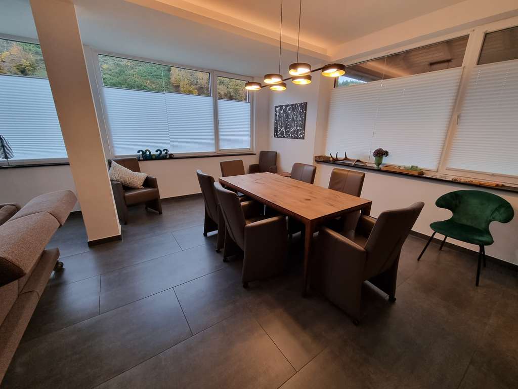 MFH mit 3 vermieteten Wohnungen, 2 Eigentümerwohnungen, Saunahaus und Garagen Nähe Gerolstein