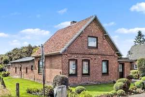 Sofort übernehmen und gestalten – Familienfreundliches Haus mit zwei Wohneinheiten in ruhiger Lage – Die vollständige Adresse der Immobilie erhältst du vom Anbieter., 25361 Süderau – Vorschaubild 1