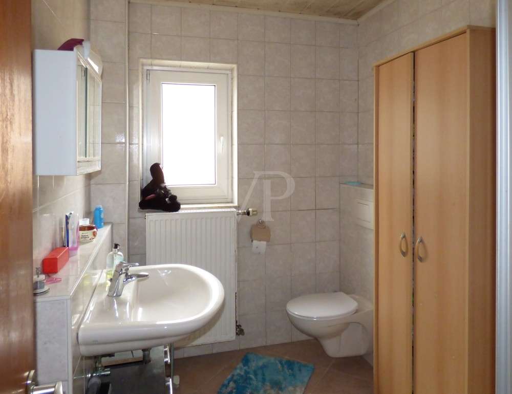 Immobilie in Kinding - Preisreduzierung:
Wohnraum satt!
Einfamilienhaus, Dachgeschosswohnung, angeschlossener Gasthof mit - Bild 11