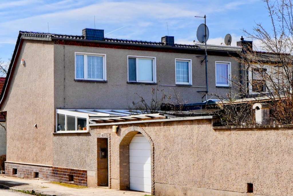 Immobilie in Dessau-Roßlau - Platz für Ihre Wohnträume - Doppelhaushälfte mit Garagen, Werkstatt  & Ausbaupotenzial - Bild 2