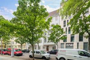 4-Zimmer-Altbau mit großem Sonnenbalkon, Parkett und Stuck zur Eigennutzung – Berlin – Vorschaubild 1