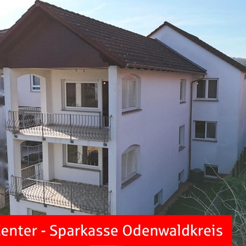 Mitten in Bad König, großes Haus mit kleinem Garten