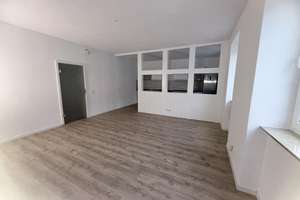 Frisch sanierte 2-Raum-Wohnung mit Einbauküche, Bad mit Wanne,  & Carport-Stellplatz – Die vollständige Adresse der Immobilie erhältst du vom Anbieter., 6246 Bad Lauchstädt – Vorschaubild 1