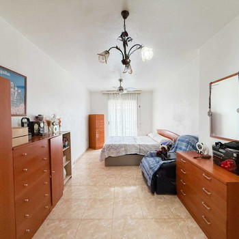 Wir präsentieren Ihnen dieses geräumige Haus zum Verkauf in Águilas, nur 10 Gehminuten von La Glorie