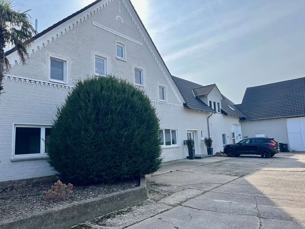 Immobilie in Bad Nenndorf - Stillvoll renovierte Erdgeschosswohnung mit großem Garten in idyllischer Feldrandlage! - Bild 1