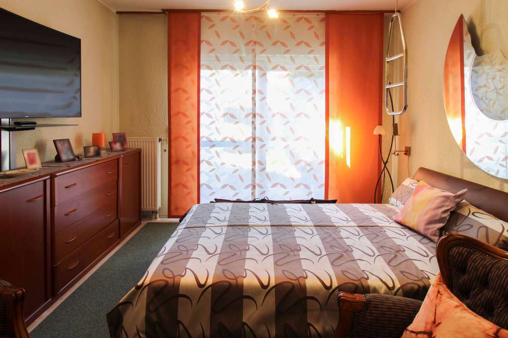 Immobilie in Uehlfeld - Gepflegte Doppelhaushälfte mit Garten, Terrasse und Garage in familienfreundlicher Lage! - Bild 2