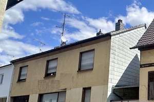 Ortskern Mainz-Kostheim: Wohnhaus mit Nebengebäude und Hofbereich
