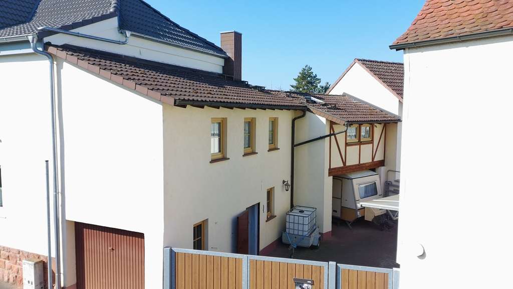 Immobilie in Großostheim - Charme trifft Vielseitigkeit: Einfamilienhaus mit großem Hof und attraktivem Nebengebäude - Bild 1