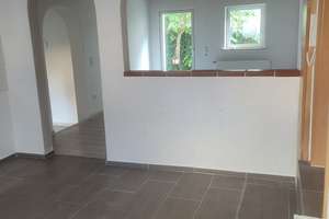 820 € - 85 m² - 3.0 Zi. geräumige Zimmer, Terrasse und 1 Kellerraum, 2-Parteienhaus.