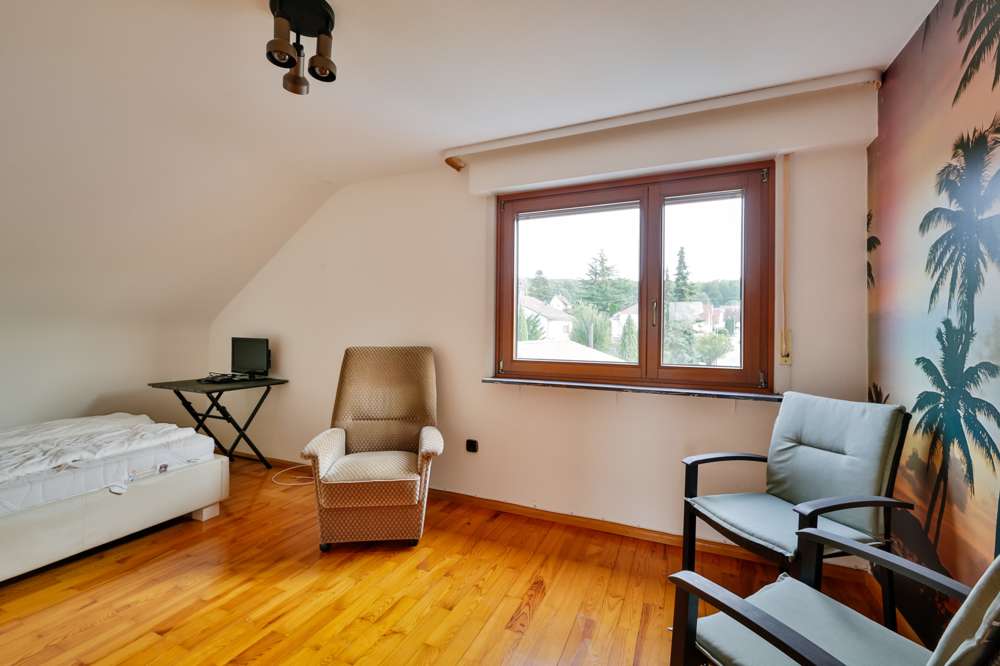 Immobilie in Birkenfeld - 2-Familienhaus mit großem Garten, 3 Garagen und Potenzial in ruhiger Lage! - Bild 9