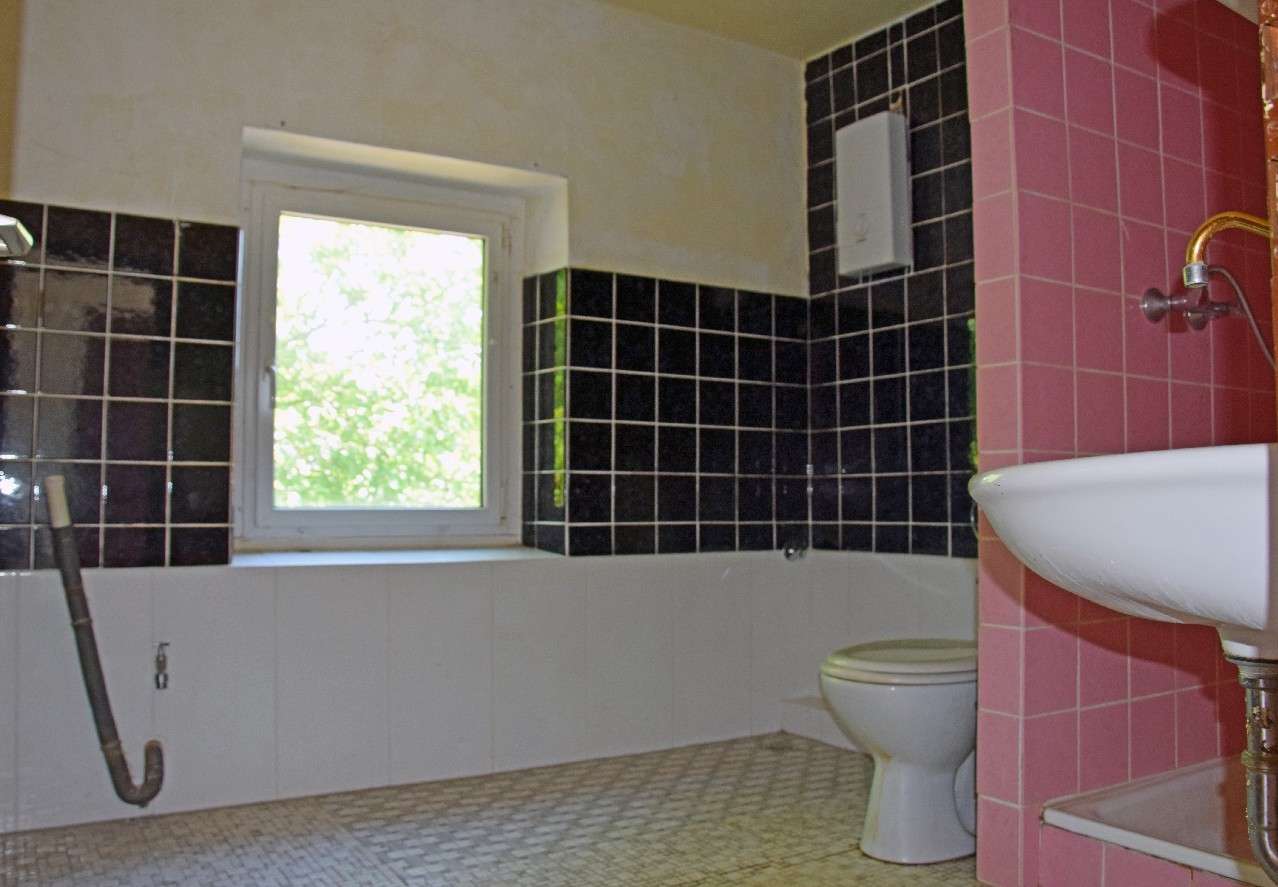 Immobilie in Nettetal - Zweigeschossiges Wohnhaus mit viel Potenzial in zentraler Lage von 41334 Nettetal-Breyell
 - Bild 3