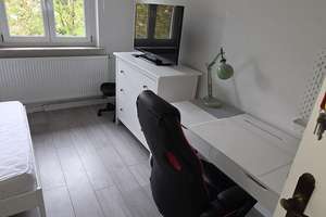möblierte WG- Zimmer gemeinsame EB-Küche und Badezimmer, sofort bezugsfrei! – im Salzweg 55, 70439 Stammheim-Mitte, Stuttgart – Vorschaubild 1