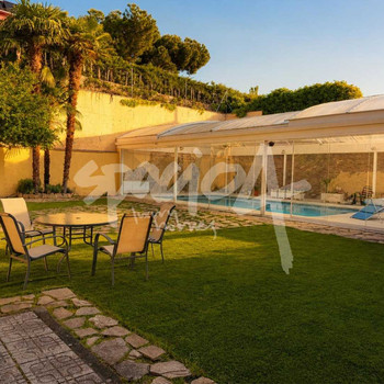 Freistehende Villa mit überdachtem Pool