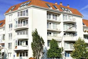 Lichtdurchflutete Dachgeschosswohnung mit offener Küche, Kamin, Tiefgarage und modernem Wohnkomfort – Die vollständige Adresse der Immobilie erhältst du vom Anbieter., 22045 Jenfeld, Hamburg – Vorschaubild 1