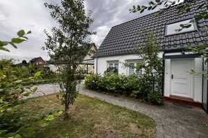 Doppelhaushälfte mit Garten + gehobener Innenausstattung im schönen Travemünde - sofort bezugsfertig – Teutendorfer Weg 67, 23570 Lübeck – Vorschaubild 1