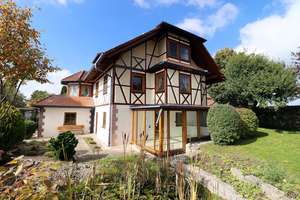 Freistehendes Einfamilienhaus mit wunderschönem Garten, Wintergarten und Doppelgarage! – Die vollständige Adresse der Immobilie erhältst du vom Anbieter., 72531 Hohenstein – Vorschaubild 1
