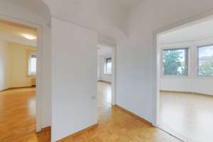 *** Großzügiger Altbau-Charme in S-Bad Cannstatt mit 4,5 Zimmern & Balkon ***