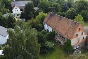 Mehrfamilienhaus im Dornröschenschlaf & ca. 1600m² erschlossenes Bauland – Die vollständige Adresse der Immobilie erhältst du vom Anbieter., 1665 Triebischtal – Vorschaubild 1