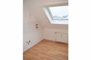 Schöne 2-Zimmer-DG-Wohnung in gutem Zustand mit Garage – Die vollständige Adresse der Immobilie erhältst du vom Anbieter., 76149 Neureut, Karlsruhe – Vorschaubild 4