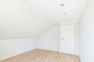 Die Tür geht auf, der Blick hinauf: 4-Zimmer mit Südbalkon und Weitsicht in Feuerbach! – 70469 Feuerbacher Tal, Stuttgart – Vorschaubild 9