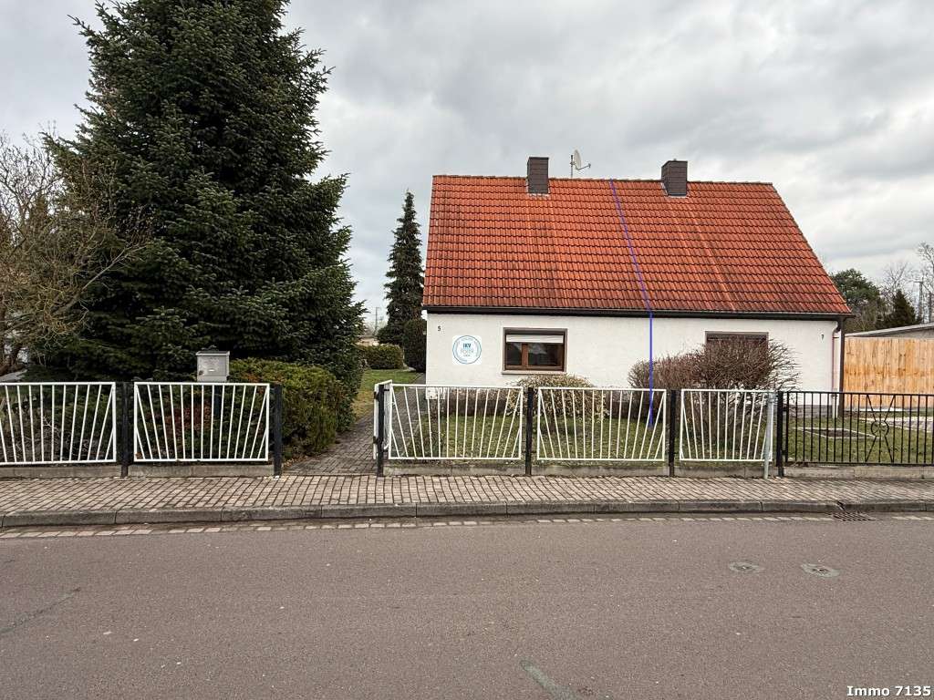 Immobilie in Neukieritzsch - Doppelhaushälfte mit sehr großen teilbaren Grundstück - Bild 0