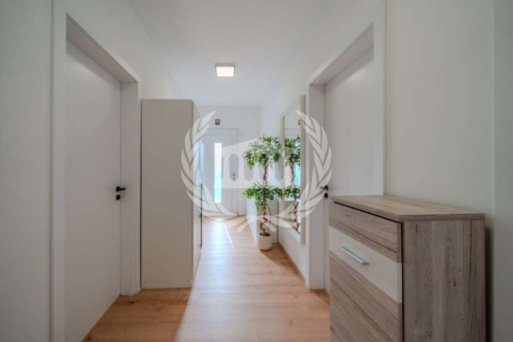 Immobilie in Kirchroth - KfW55: Moderne Wohnung im 1. OG in Kirchroth mit 3 Zi, Balkon, Wärmepumpe und Stellplatz | BJ 2025 - Bild 4