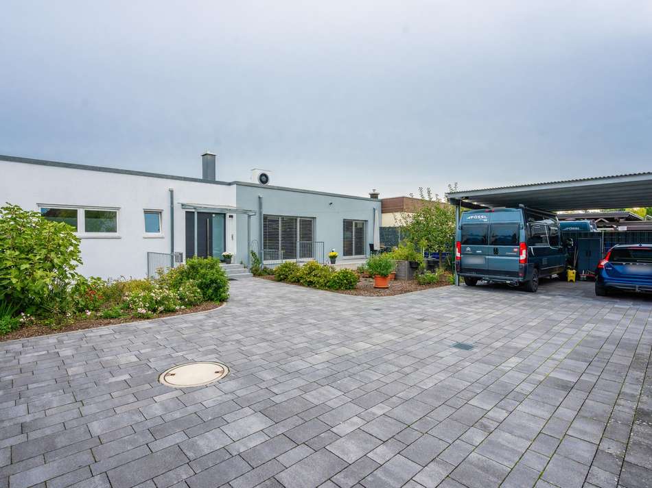 Frontansicht mit Carport