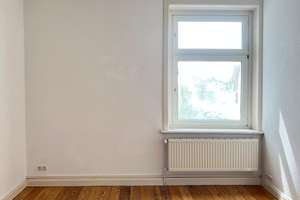 106 m² Altbau 4 Zimmer, Dielen, Wohnküche EBK, Vollbad, 2 Balkone, Keller, WM und Fahrradstellplatz – Die vollständige Adresse der Immobilie erhältst du vom Anbieter., 23554 Sankt Lorenz Nord, Lübeck – Vorschaubild 6