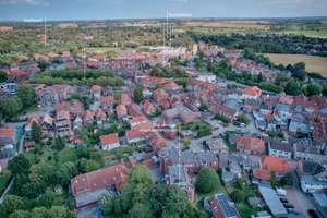 Innenstadt-Wohnen mit Charakter: Besondere Gaubenarchitektur mit Kamin, Westbalkon und Garage – Die vollständige Adresse der Immobilie erhältst du vom Anbieter., 23758 Oldenburg in Holstein – Vorschaubild 2