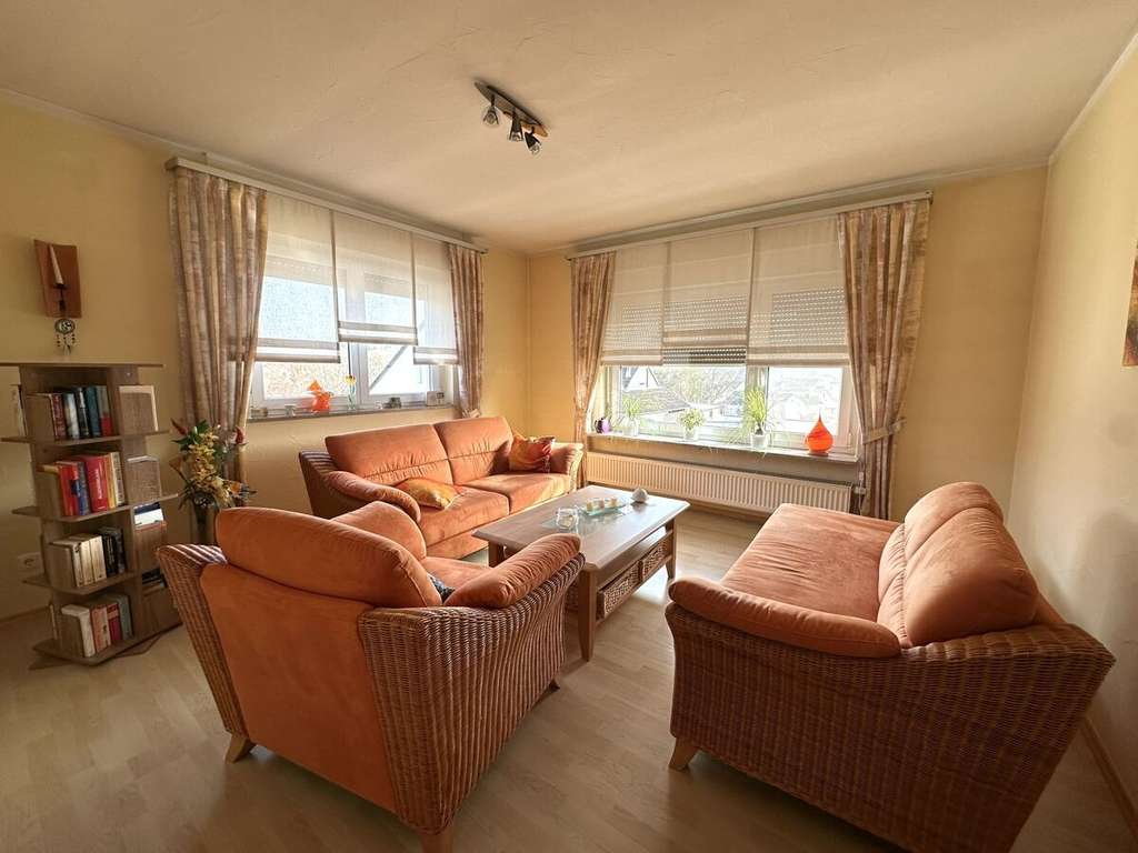 Immobilie in Großostheim - Attraktives Zweifamilienhaus mit großem Grundstück, Balkon und Doppelgarage - Bild 2